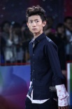 黃奕孔雀藍(lán)緊身復(fù)古長(zhǎng)裙顯優(yōu)雅 張一山消瘦亮相