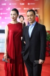 姚晨新潮大紅長(zhǎng)裙亮翻全場(chǎng) 手挽王學(xué)圻咧嘴甜笑