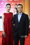 姚晨新潮大紅長(zhǎng)裙亮翻全場(chǎng) 手挽王學(xué)圻咧嘴甜笑