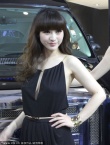 柳岩侧露“爆胸”惊艳车展 秀白嫩美背风情万种