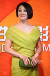 王姬黄色礼裙绿色手包明艳靓丽 烈焰红唇显贵气