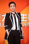 苗圃中性打扮“帅气”出场 俏丽短发显干练大方