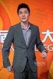 冯绍峰登台粉丝欢呼掀高潮 穿格子衬衫文雅帅气