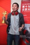 “豆导”钮承泽握奖杯 手舞足蹈兴奋与旁人畅聊