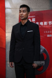 趙文卓后臺西裝筆挺亮相 接受采訪時羞澀抿嘴笑