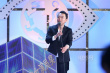 黃渤梳小辮穿短靴上臺頒獎 乖張出位造型狂吸睛