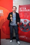 “樹先生”獲最佳影片獎 導(dǎo)演韓杰手持獎杯欣喜