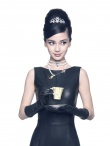 AngelaBaby新店开张拍宣传照 变“2012版赫本”