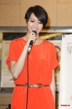 梁咏琪橘红色裙装甜美亮相 专心演唱会无暇造人