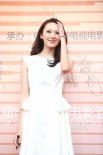 “小章子怡”童瑶穿白色连衣裙 知性秀气显清纯