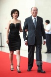 著名演员雷恪生面带笑容走红毯 手挽女伴显年轻