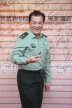 黄宏穿军装英姿飒爽 登上红地毯难掩心中喜悦