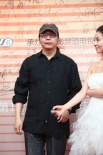 章家瑞攜《檸檬》劇組亮相 長發(fā)棒球帽顯文藝范
