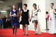 《盛糖樂隊》主創(chuàng)亮相 女演員晚禮服似紗布纏身