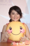 Selina做康乃馨手环送母亲 心情大好乐出小舌头