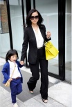 翁虹时尚OL装携女儿出街 小水晶潮范儿不输妈妈