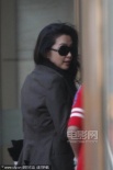 成龙率众星乘私人飞机赴戛纳 李冰冰黑超遮倦容