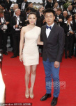 关悦身穿裸色短裙秀美腿 手挽老公佟大为走红毯