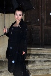 戛纳独家写真：郝蕾雨中漫步 尽显复古女王风范