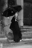 戛纳独家写真：郝蕾雨中漫步 尽显复古女王风范
