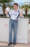 《霧林寒戰(zhàn)》記者會(huì) 男星阿巴辛穿背帶褲耍寶