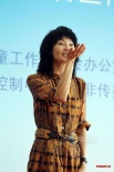 張曼玉暗黃色復(fù)古連衣裙現(xiàn)身 飛吻吮指萌態(tài)百出