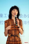 張曼玉暗黃色復(fù)古連衣裙現(xiàn)身 飛吻吮指萌態(tài)百出