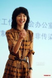 張曼玉暗黃色復(fù)古連衣裙現(xiàn)身 飛吻吮指萌態(tài)百出