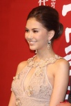 Maggie Q深V裙秀雪乳 昆凌胸前若隱若現(xiàn)超驚艷
