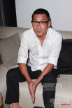 梁家輝白衫黑褲儒雅亮相 態(tài)度親民不時(shí)嘟嘴賣萌