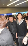 福山雅治抵滬上百粉絲接機(jī) 通道擁堵人氣爆棚