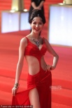 肉蒲团女星蓝燕布条装性感亮相 衣不蔽体露春光