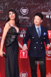 廣末涼子黑裙露白嫩香肩 黃海波手牽外籍爆乳女