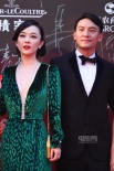 《王的盛宴》型男靚女氣勢(shì)宏大 霍思燕深V秀胸