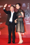 贾樟柯、赵涛夫妇牵手走红毯 男才女貌亲密无间