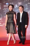 贾樟柯、赵涛夫妇牵手走红毯 男才女貌亲密无间
