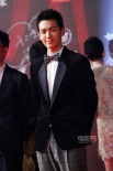 柯震东帅气亮相红毯 黑西装配领结潮男范十足