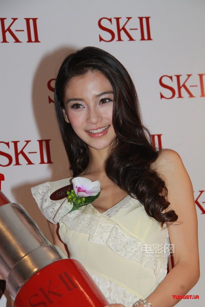 angelababy撑黄晓明未整容 直认洽谈签约华谊兄弟