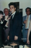 德普與前妻30年前結(jié)婚照曝光 被親友塞蛋糕整慘