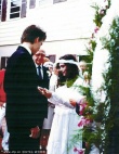 德普與前妻30年前結(jié)婚照曝光 被親友塞蛋糕整慘
