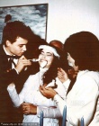 德普與前妻30年前結(jié)婚照曝光 被親友塞蛋糕整慘
