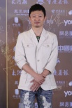 编剧江涛踏上传媒大奖红毯 破洞仔裤展不羁性格