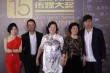 《暴走妈妈》剧组现身 方青卓水墨画上衣大气