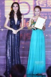 熊黛林为最佳新人女演员陈旭竹颁奖 大深V抢镜