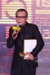 午马喜获最佳男主角奖 “影帝”王千源登台颁奖