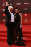 李冰冰长裙美艳亮相上海 与评委会主席登台合影