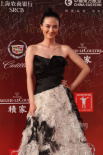 “帥女郎”于越率性走來 黑白羽毛裝個性張揚