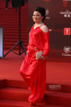 著名女高音歌唱家黃英紅裙亮相 氣勢力壓全場