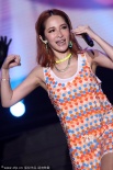 周杰倫穿紅衣熱情開唱 蕭亞軒、林俊杰實力超群