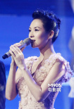 章子怡花朵裸色长裙美艳 称向往家庭爸妈未催婚